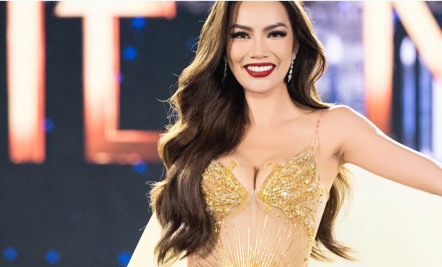 7 nghệ nhân làm việc trong 300 giờ tạo nên chiếc váy nữ thần của Lê Hoàng Phương